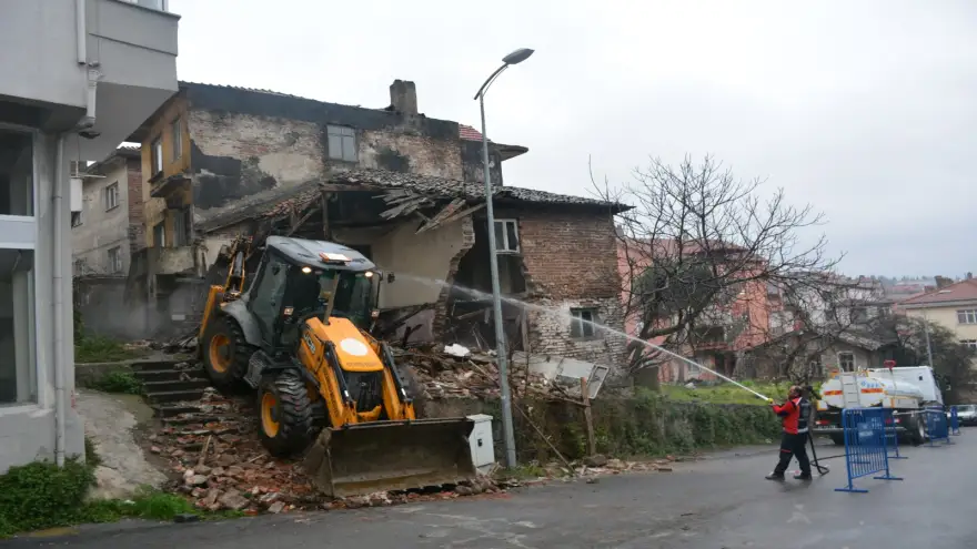 Kdz. Ereğli’de metruk binalar yıkılıyor