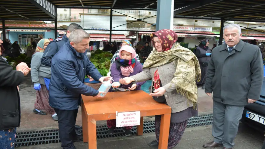 Pazar yerlerine eldiven ve dezenfektan dağıtılıyor..