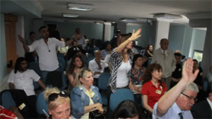 GAZETECİLER KONGRESİNDE GERGİNLİK