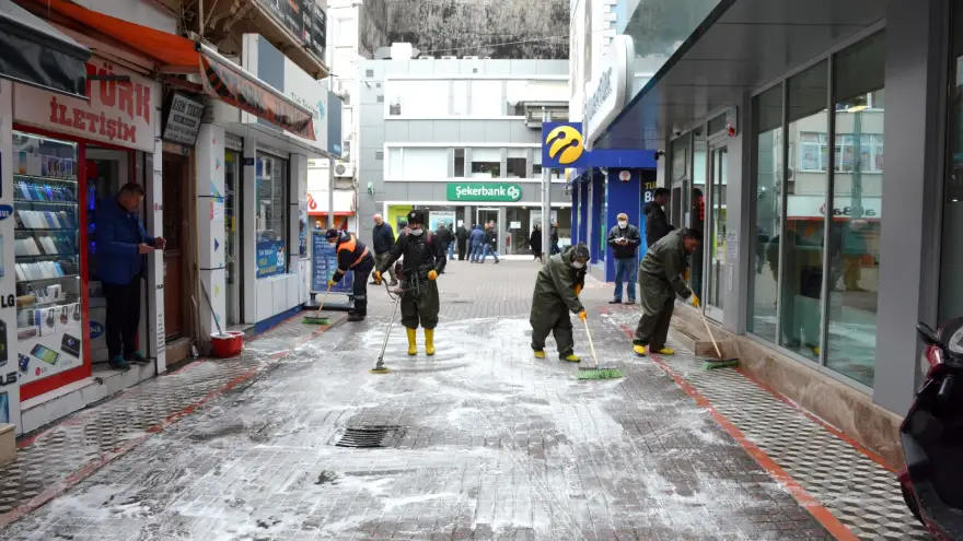 Cadde ve sokaklar yıkanıyor