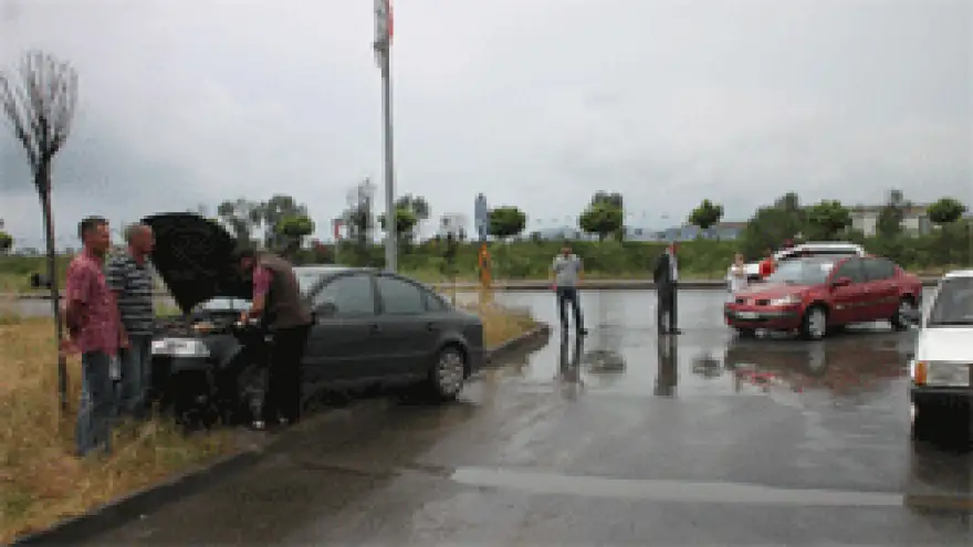 İKİ ARAÇ KAVŞAKTA BİRBİRİNE GİRDİ:1 YARALI