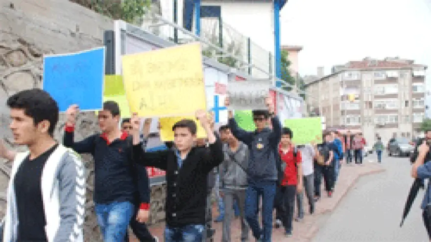 ÖĞRENCİLERDEN "UYUŞTURUCUYA HAYIR" EYLEMİ