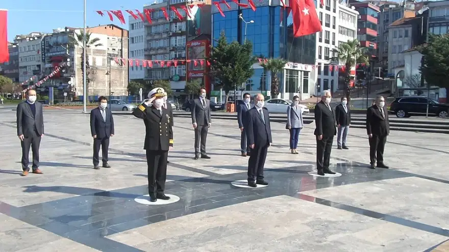 23 Nisan dolayısıyla Atatürk Anıtı'na çelenk sunuldu