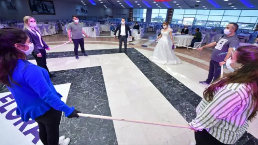 Düğünlerde sosyal mesafe çubuğuyla halay önerisi