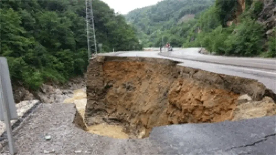 SEL SULARI KARA YOLUNU YUTTU