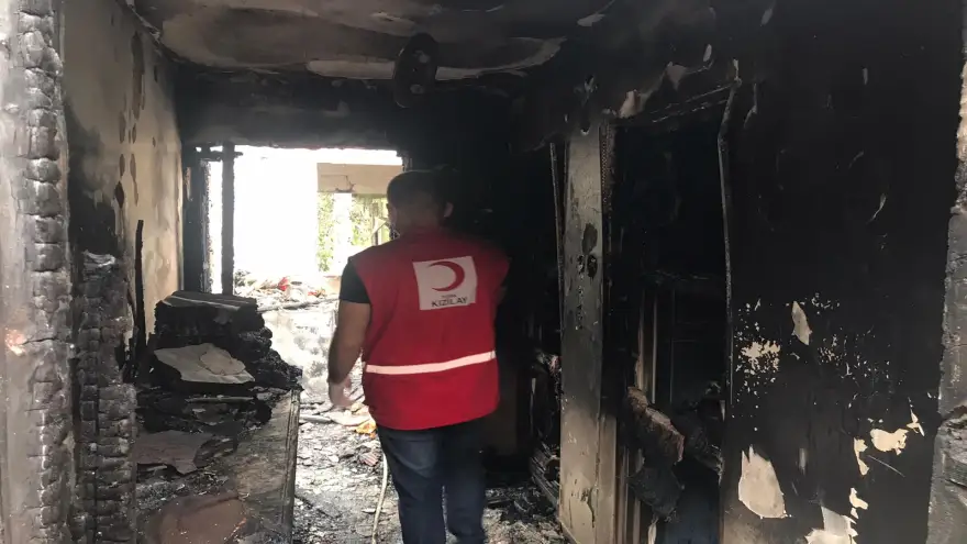 Kızılay, Kandilli'de evi yanan aileyi ziyaret etti