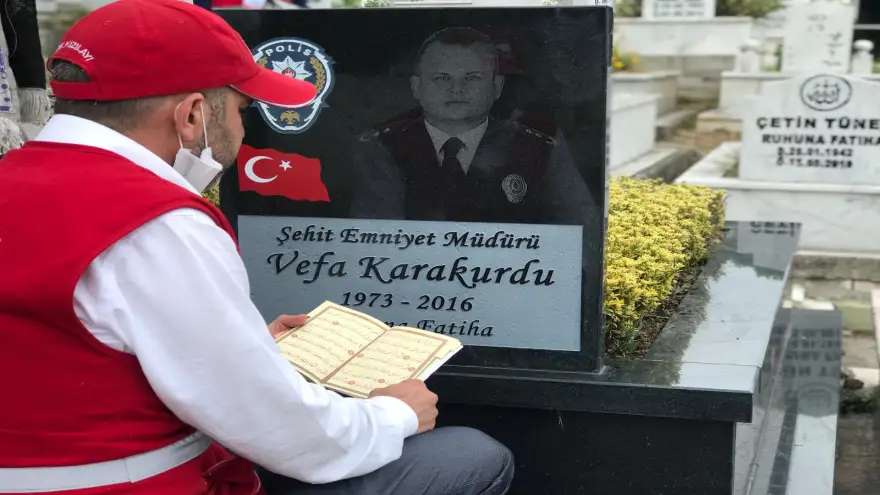 Ereğli Kızılay Şehit ve Gazilerin mezarlarını ziyaret etti