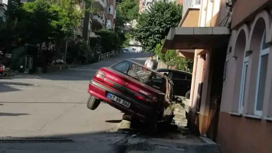 Alkollü sürücü kaldırıma çıktı