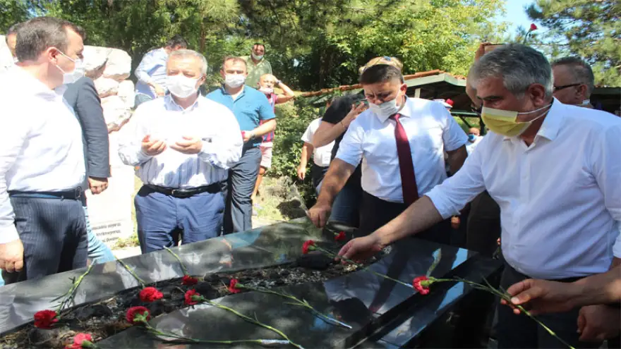 Şemsi Denizer, kabri başında anıldı