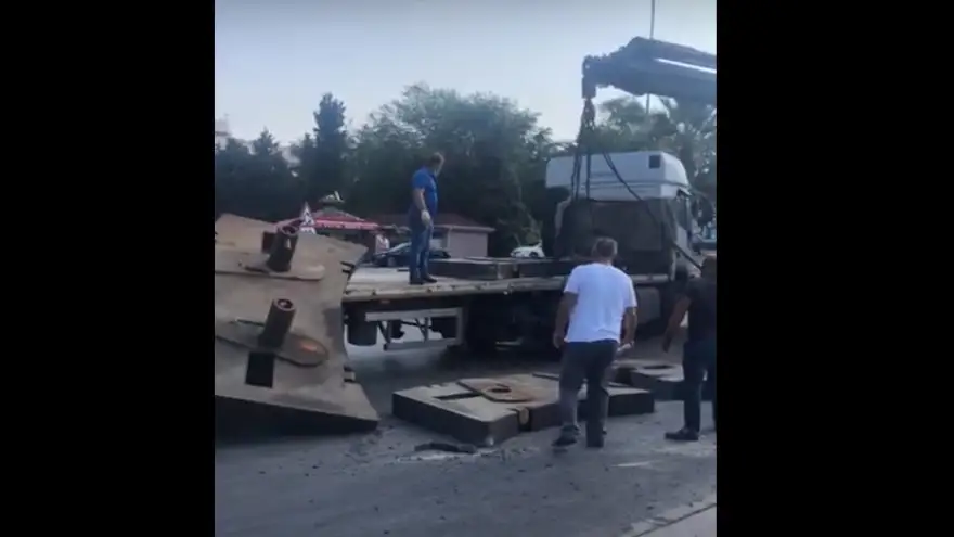 Etrafa saçıldı