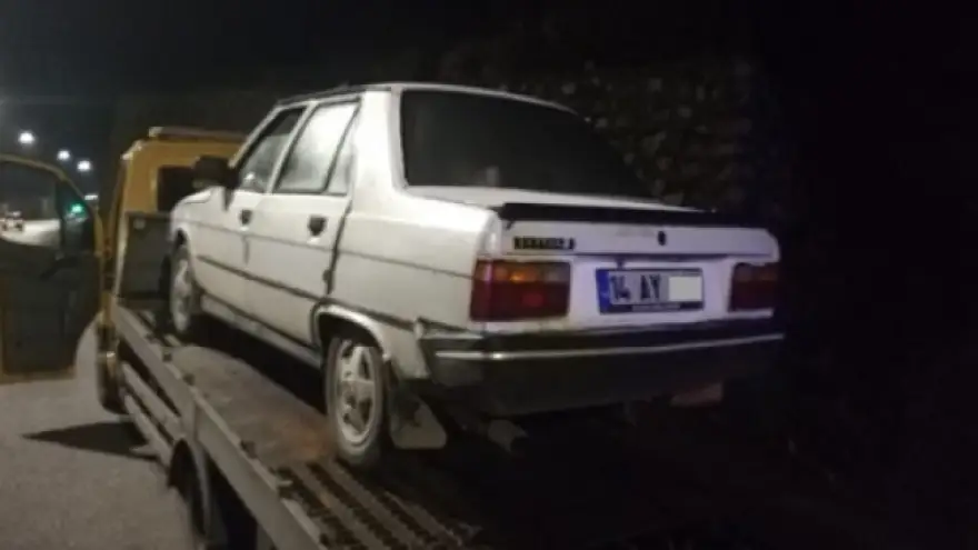 Sahte plakayla seyahat etmeye kalktı. Yakayı ele verdi