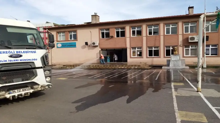 Okul bahçeleri yıkanıp temizleniyor