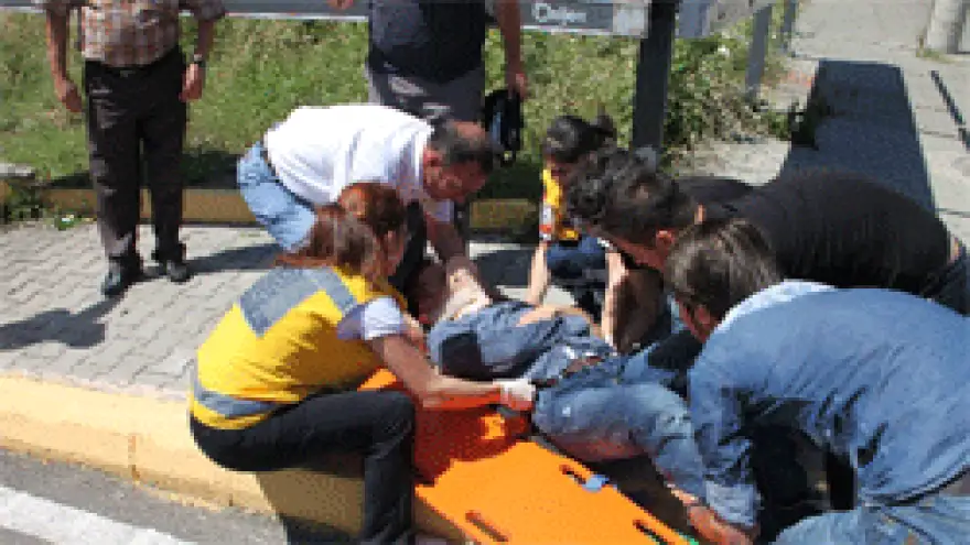 OTOMOBİL MOTOSİKLET İLE ÇARPIŞTI:1 YARALI