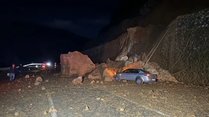 Zonguldak-Ankara kara yolunda heyelan ulaşımı aksattı