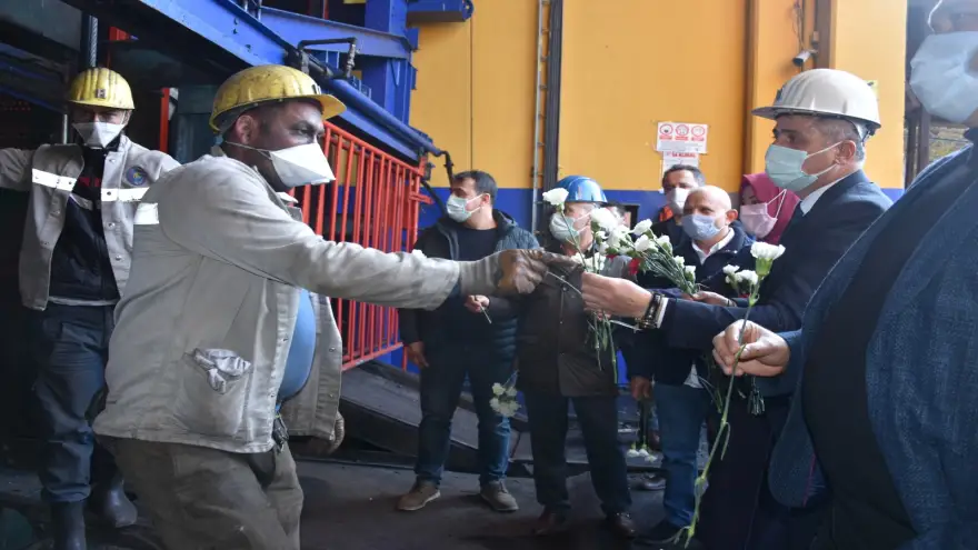 AK Parti, madencileri karanfil ile kutladı
