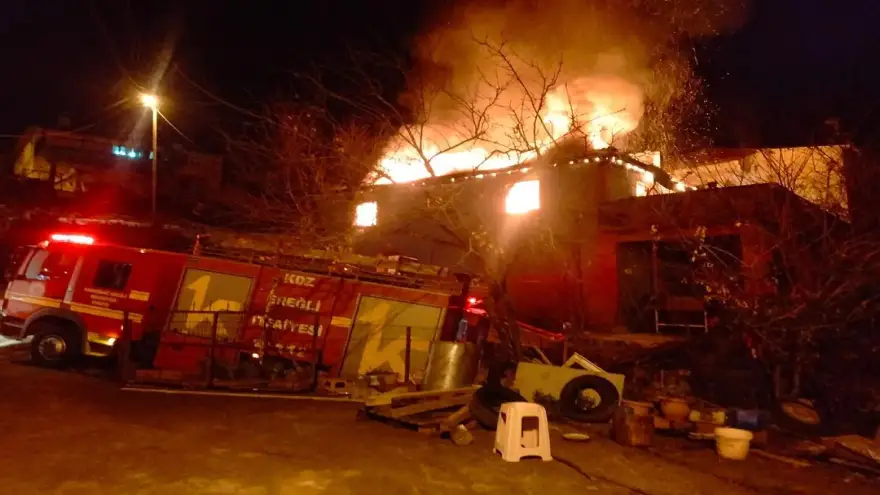 Ev çıkan yangın sonrası kullanılamaz hale geldi