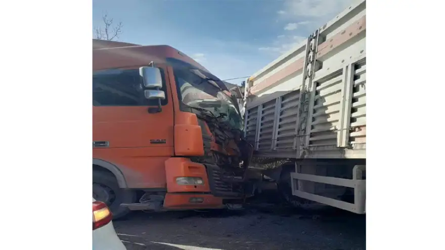Alaplı'da 2 Tır Çarpıştı: 2 Yaralı