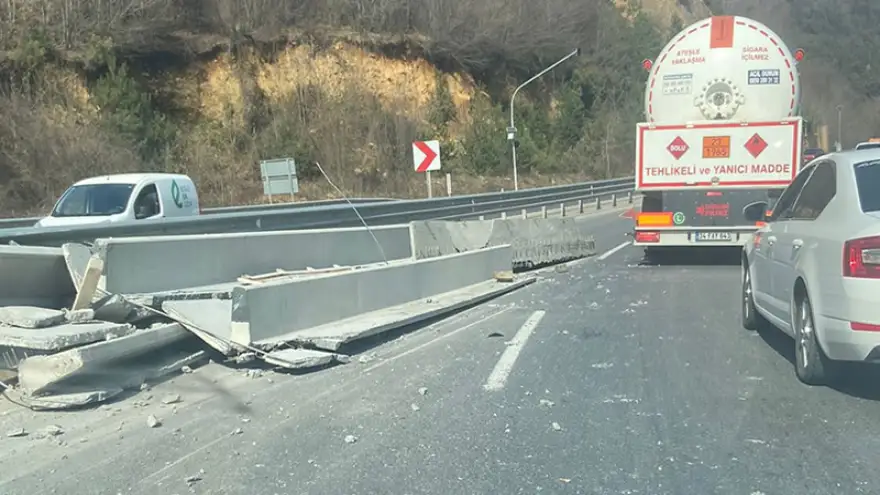 Tır viraja hızla girdi,  malzemeler yola savruldu