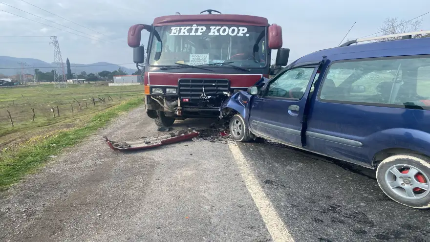 Kafa kafaya çarpıştılar, 1'i ağır 3 Yaralı...