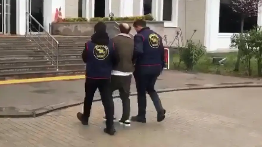 Yakalanmamak için sürekli kılık değiştirmiş...