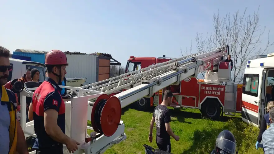 Çatıdan düştü, sıkıştığı yerden zor kurtarıldı
