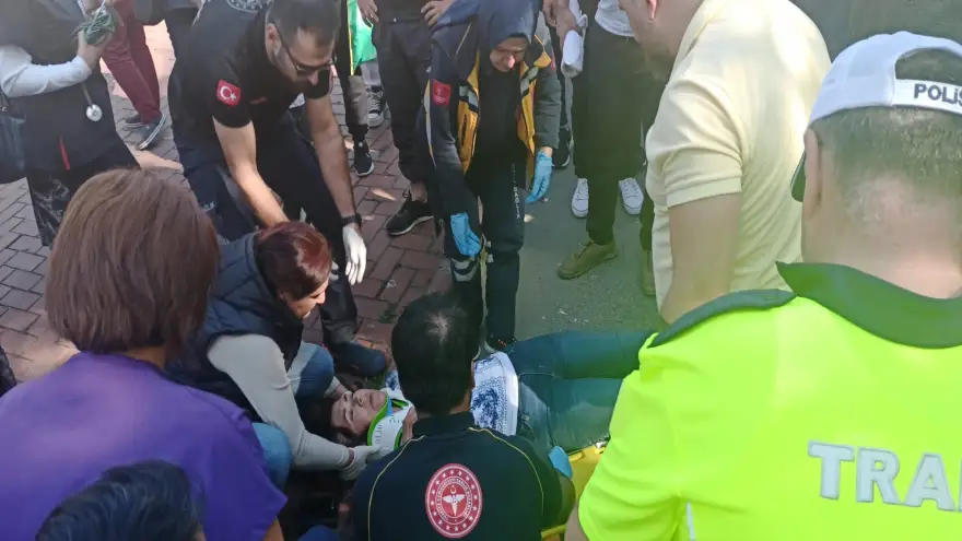 Halk otobüsünün kapısına sıkışan kadın yola düştü...
