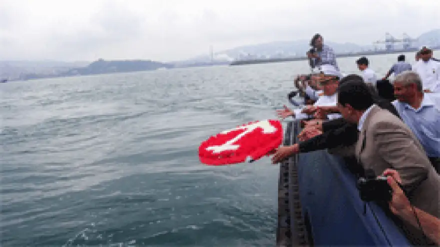 DENİZE ÇELENK BIRAKILDI