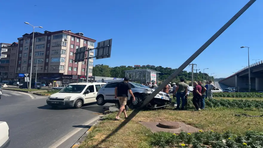 Refüje çıktı elektrik direğine çarptı: 4 Yaralı