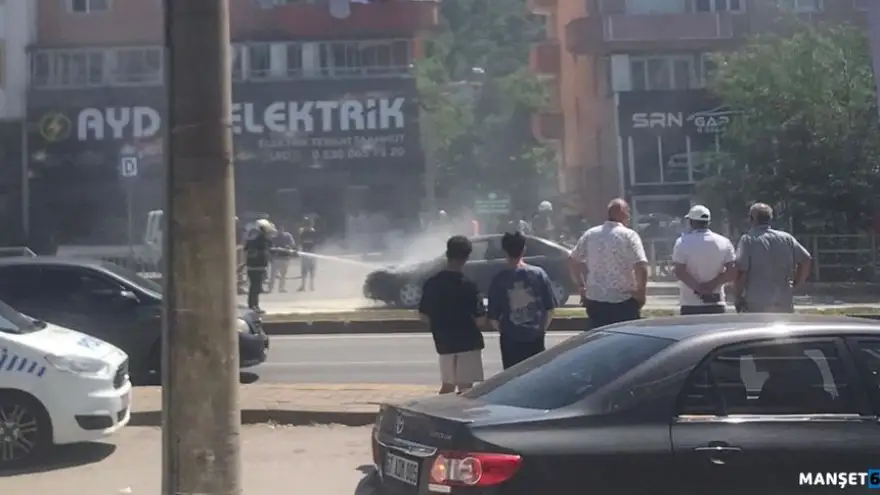 Hareket halindeki otomobil alevlere teslim oldu. 
