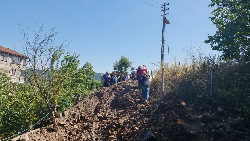 Arsa sahibi mahallenin giriş yolunu kapattı