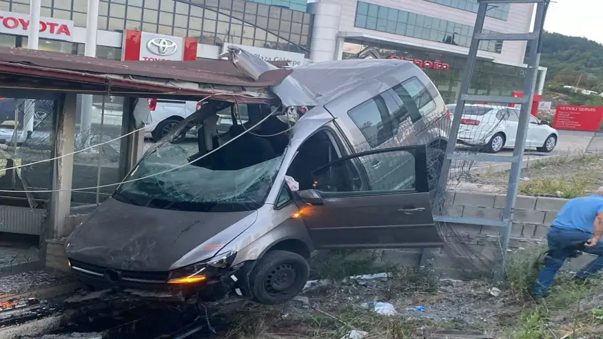 Evin tavanında asılı kaldı..