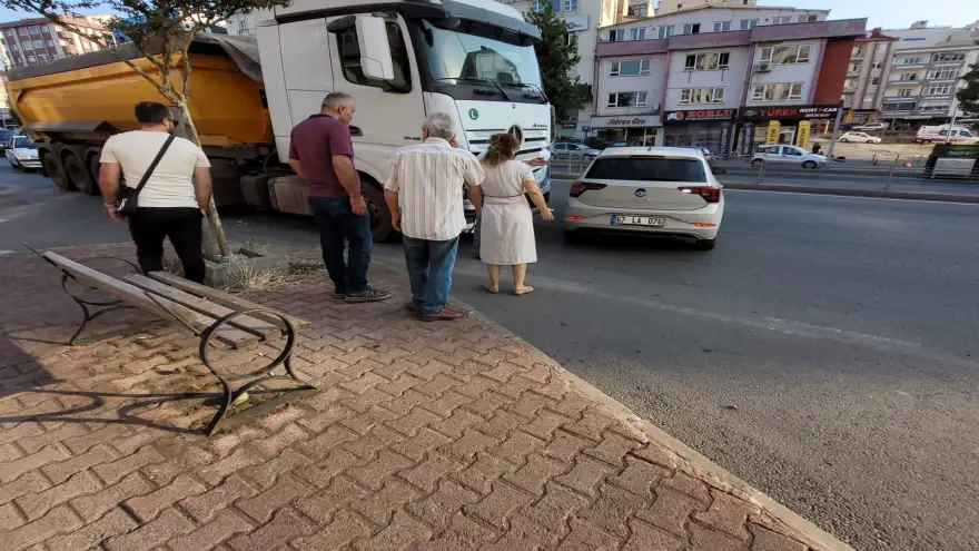 Tır otomobili sürükledi..