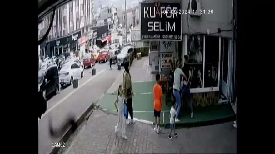 Husumetlisinin belinden çıkarmaya çalıştığı tabancayı aldı..
