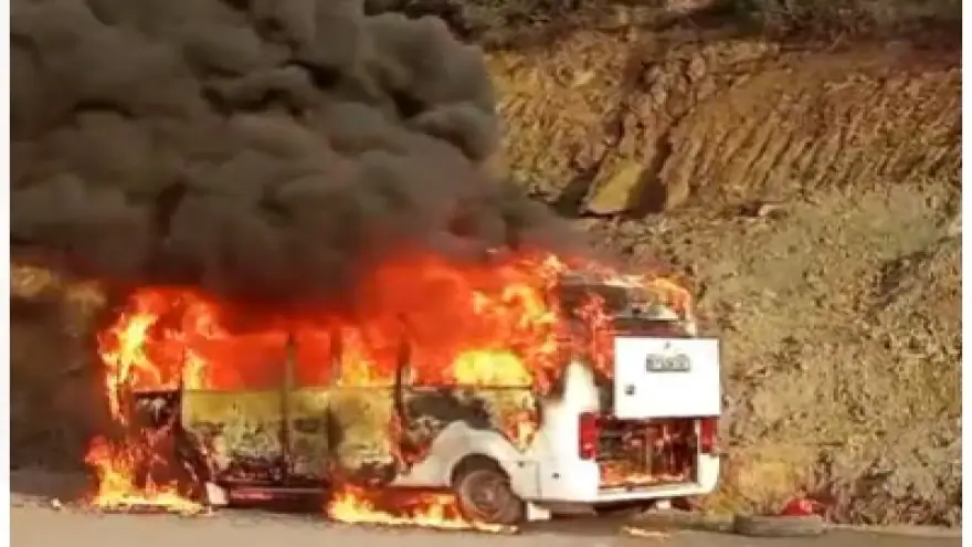 İşçi servisi alev alev yandı...