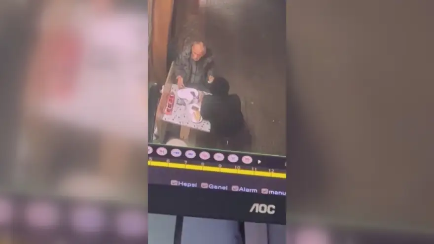 İki kafadar, sipariş ettikleri yemeği yedikten sonra hesabı ödemeden kaçtılar...