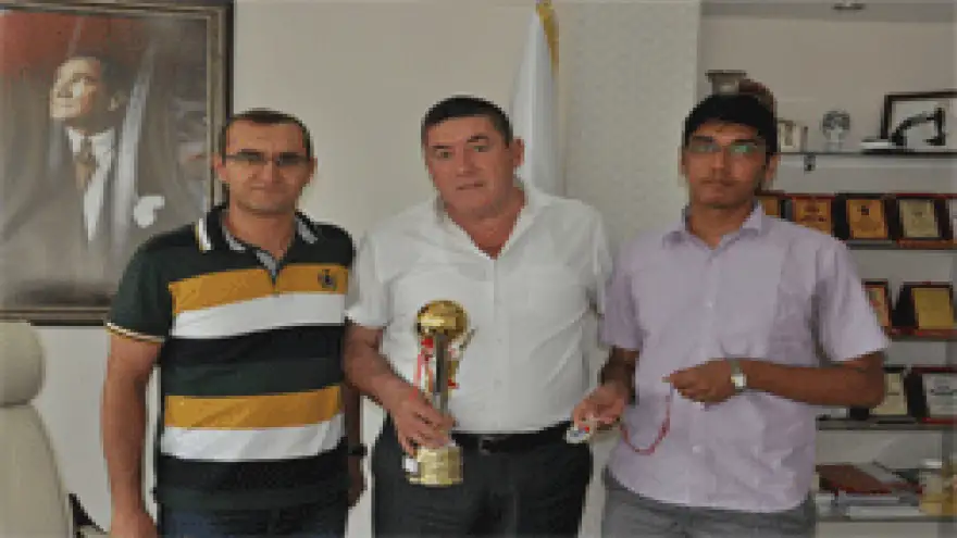 HİNTLİ ŞAMPİYON SATRANÇÇI,TEKİNİ ZİYARET ETTİ