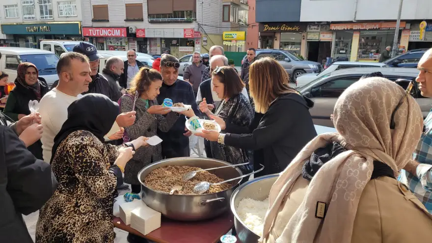 Ölmüşlerin hayrına yemek dağıttılar..