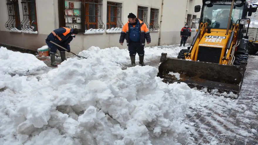 Kar temizleme çalışmaları sürüyor