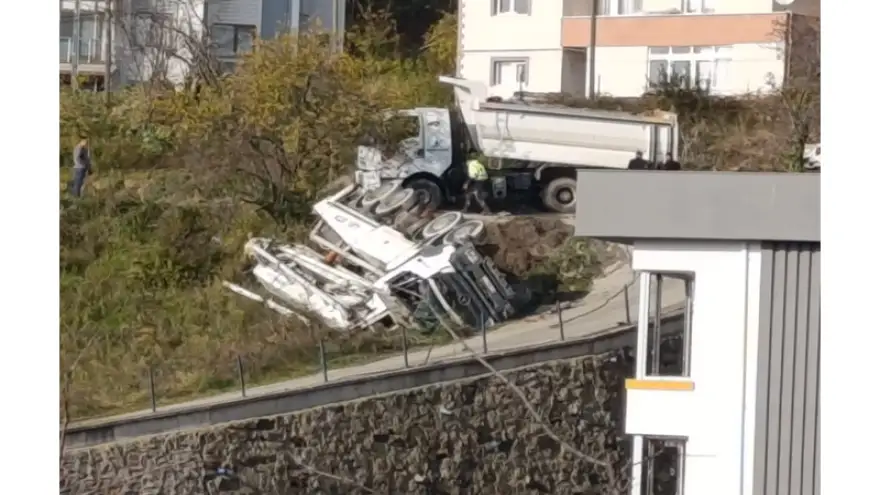 Beton dökümünde kullanılan pompa, manevra yaptığı sırada devrildi...