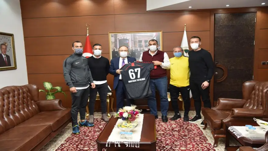 Vali Tutulmaz kulübe gelir amaçlı forma satın aldı