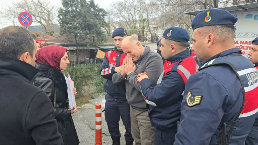 IŞIKLARDA ANİ FREN YAPTI, OLAY YERİNDE DE ÖNÜME KIRDI…