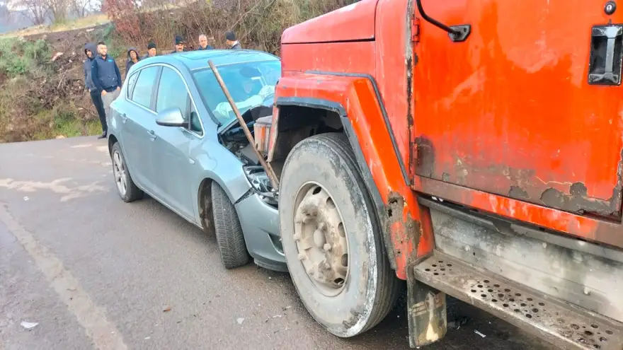 Otomobil ile kamyon kafa kafaya çarpıştı: 2 yaralı