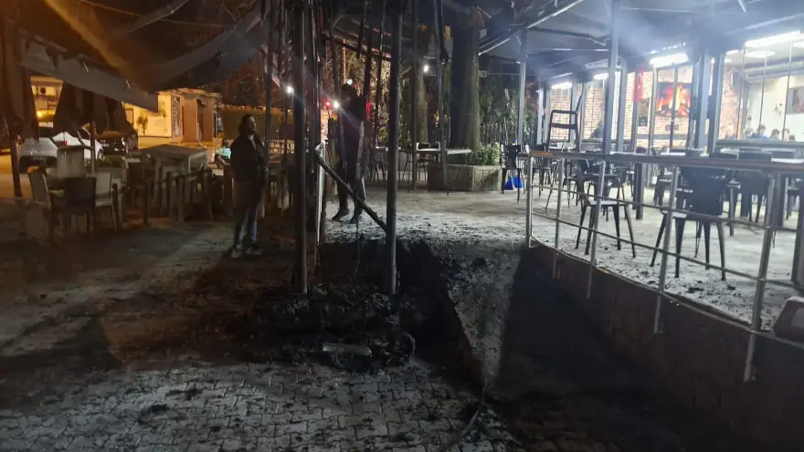 La Dural kafenin bahçe kısmında yangın çıktı...