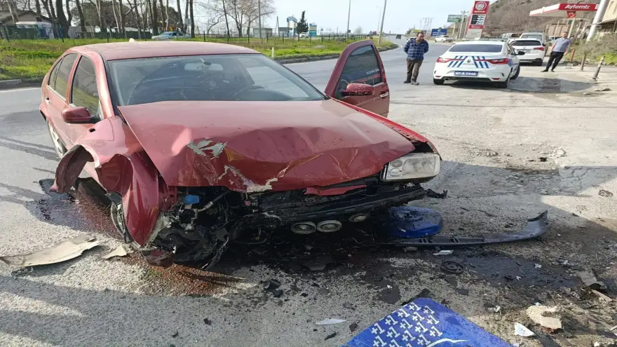 Çarptığı elektrik direğini yıkarak durabildi...