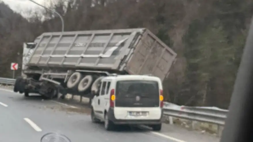 Kontrolden çıkıp bariyerlere çarpan tır asılı kaldı...