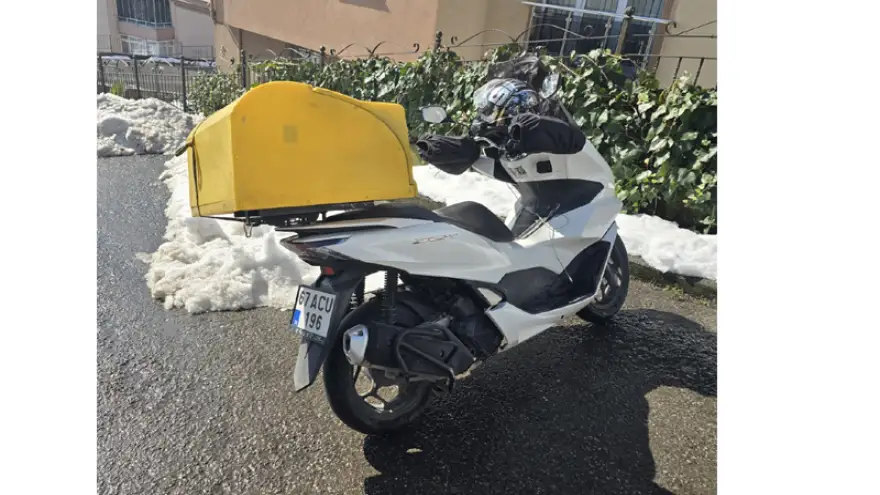 Direksiyon hâkimiyetini kaybeden motosiklet sürücüsü kaza yaptı.