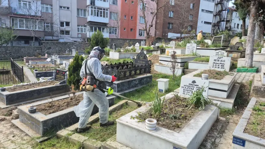 Kdz. Ereğli şehir mezarlığında bayram temizliği yapılıyor..