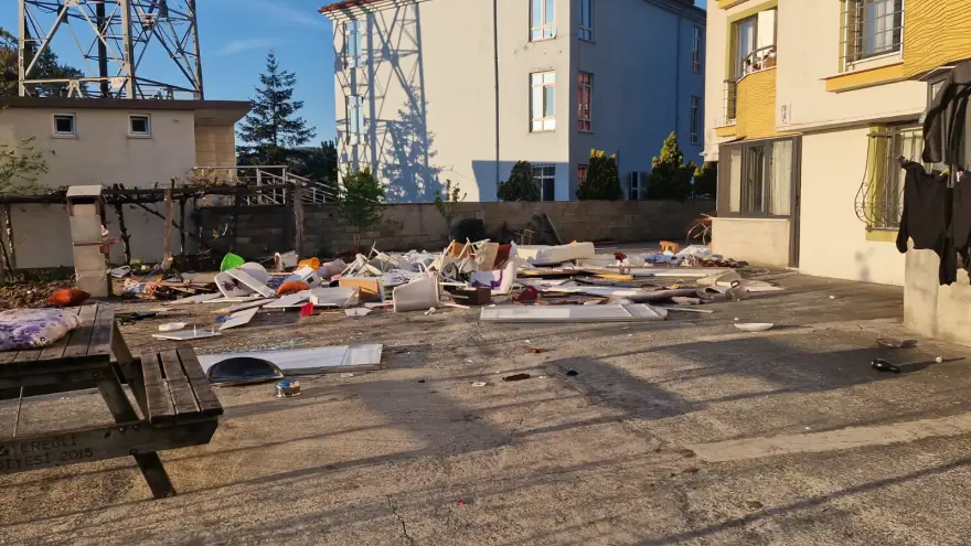 Sinir krizi geçiren adam, evindeki tüm eşyalarını dışarıya fırlattı...