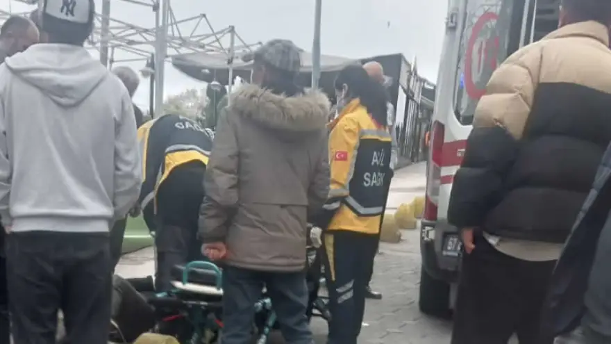 Motosiklet sürücüsü otomobilin kapısına çarparak düştü...