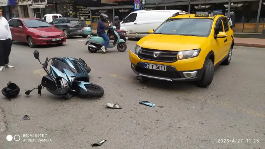 Motosiklet ile ticari taksi çarpıştı...